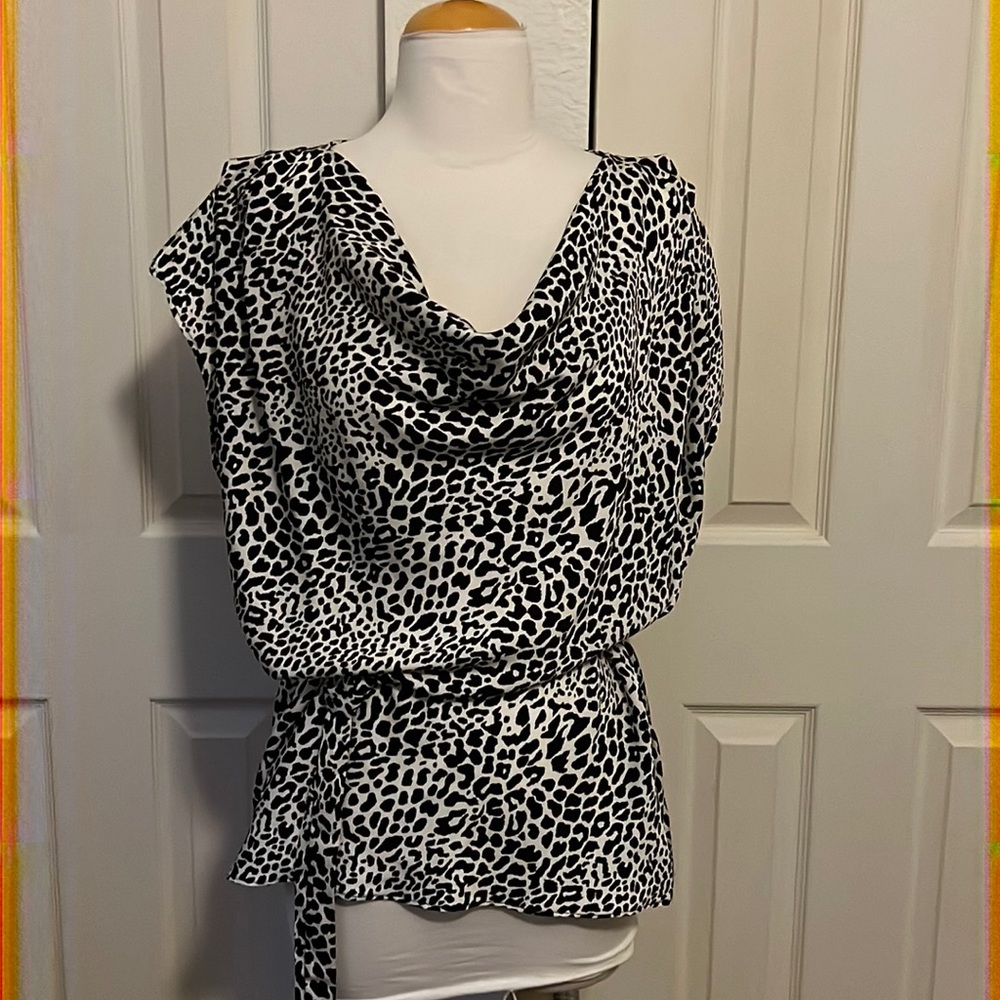 Super cute GIGI Parker top